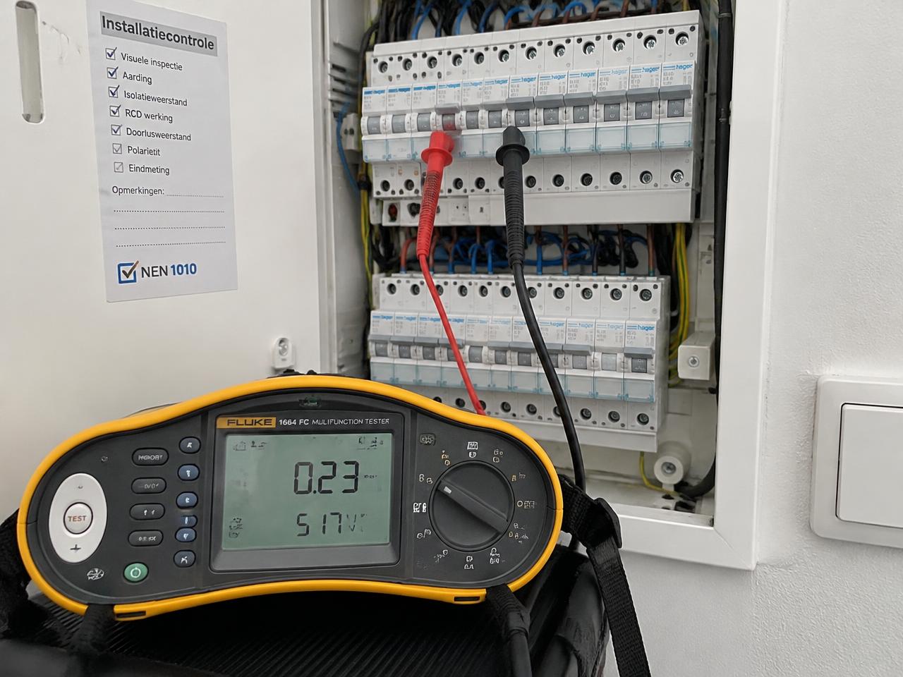 Inspectie & onderhoud Installatietester aangesloten op een groepenkast tijdens een NEN 1010-controle